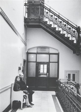 UGO MULAS (1928-1973) Oldenburg con la moglie Pat nel vano scala del Chelsea...