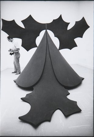 UGO MULAS (1928-1973) Philip King con una sua scultura: Gengis Khan1964stampa...