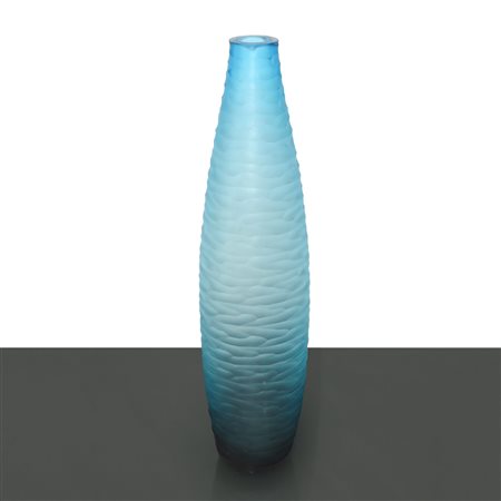 Vaso oblugo in vetro azzurro opaco nello stile Carlo Scarpa