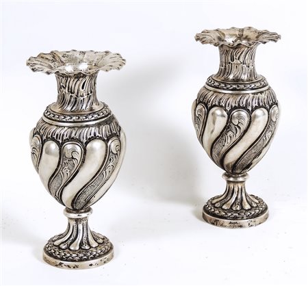 COPPIA DI VASI A BALAUSTRO IN ARGENTO - PAIR OF BALUSTER SILVER VASES corpo...