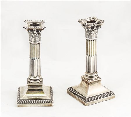 COPPIA DI CANDELIERI IN ARGENTO - PAIR OF SILVER CANDLEHOLDERS Città di...