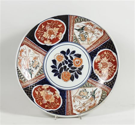 GRANDE PIATTO IMARI IN PORCELLANA POLICROMA - LARGE IMARI PORCELAIN PLATE...