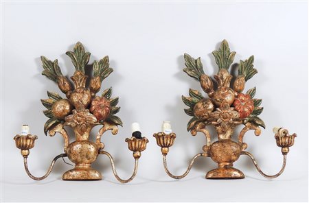 COPPIA DI APPLIQUES IN LEGNO INTAGLIATO, LACCATO ED IN PARTE DORATO - PAIR OF...