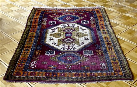 TAPPETO CAUCASICO - CAUCASIAN RUG fondo rosso scuro con medaglione centrale...