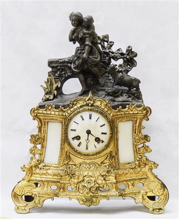 OROLOGIO DA MENSOLA IN ANTIMONIO DORATO E PATINATO fine del XIX secolo...