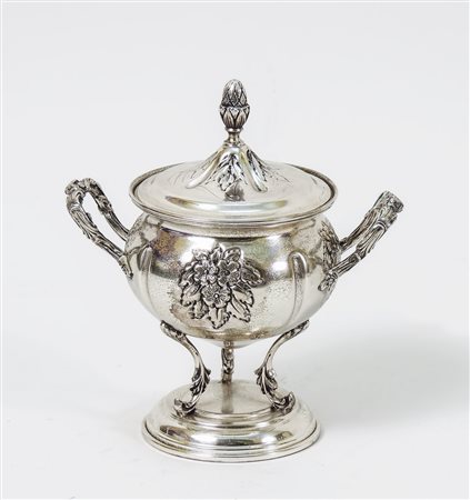 ZUCCHERIERA IN ARGENTO - SILVER SUGAR BOWL corpo sbalzato con motivi...