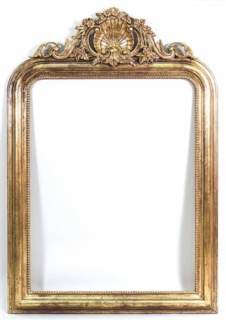 CORNICE IN LEGNO DORATO - GILT FRAME di forma centinata, fregio decorato con...