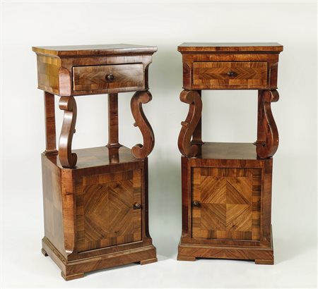 COPPIA DI COMODINI IN NOCE - PAIR OF WALNUT NIGHT TABLES fronte ad uno...