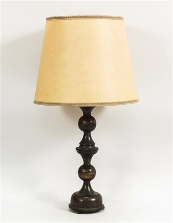 TORCIERA IN BRONZO - BRONZE TABLE LAMP stelo tornito, montata a lume, con...