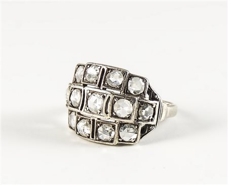 ANELLO IN PLATINO E DIAMANTI - PLATINUM AND DIAMONDS RING Anni Trenta - the...