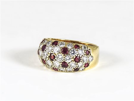 ANELLO A FASCIA BOMBATA IN ORO GIALLO, DIAMANTI E RUBINI - DOMED BAND RING IN...