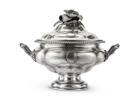 Zuppiera biansata con coperchio in argento con presa in forma di cavolo e fogli