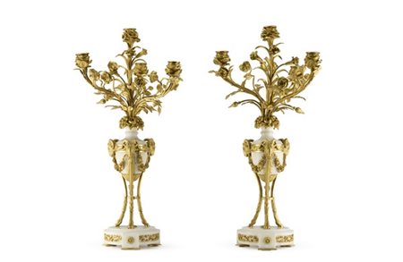 Coppia di candelabri a quattro luci in marmo bianco e bronzo dorato. Portacande