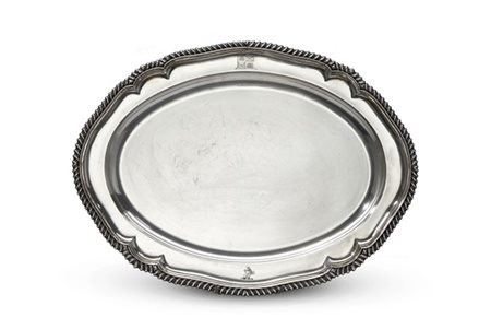 Vassoio ovale in argento a profilo polilobato e cordonato, con stemma araldico