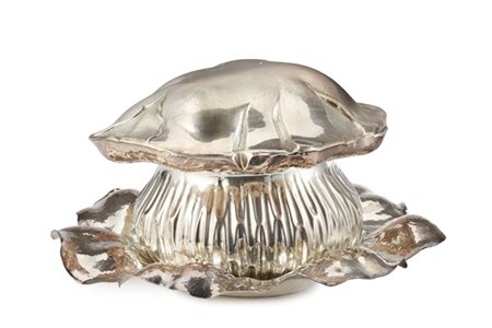 Lotto composto da una zuppiera in argento a forma di fungo, unita ad un sottova