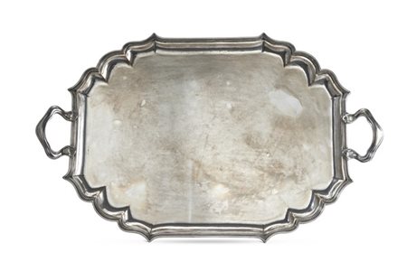 Vassoio biansato a profilo mistilineo in argento liscio con bordo scanalato (cm