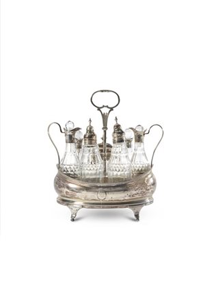 Cruet in argento con monogramma inciso, presa anellata e piedini mossi su sfera