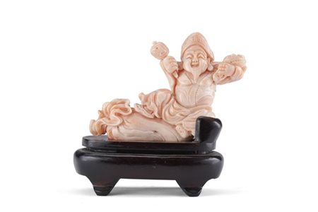 Figura maschile in corallo rosa con base in legno. Cina, secolo XX (netto g 131