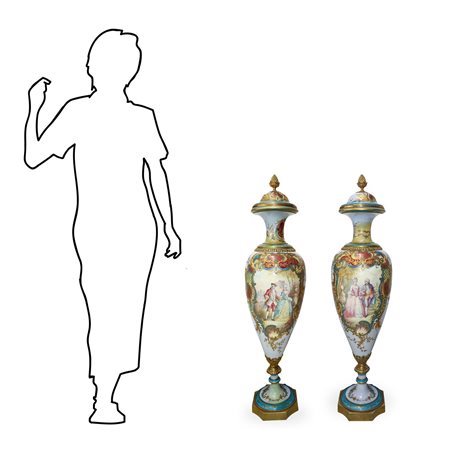 Sevres- Vincennes - Coppia di vasi in porcellana Vecchia Francia con coperchio, decori in dorato e immagini di scene di corte su fondo azzurro, nineteen° secolo