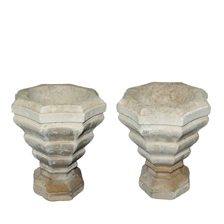 Coppia di antichi vasi in pietra bianca , 18° secolo