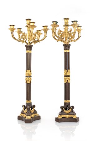 Coppia di candelabri a sei luci in bronzo dorato e brunito, Francia, XIX...