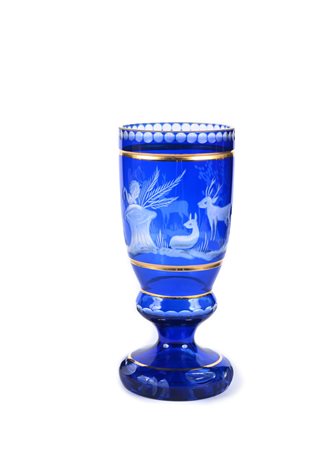 Bicchiere Biedermeier in vetro blu con cervi, Boemia, metà del XIX secolo...