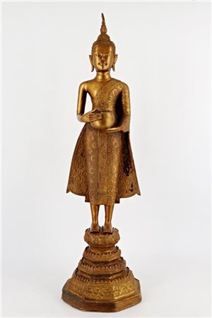 Buddha in metallo dorato 
Thailandia, XX secolo 
(h cm 64) (difetti)