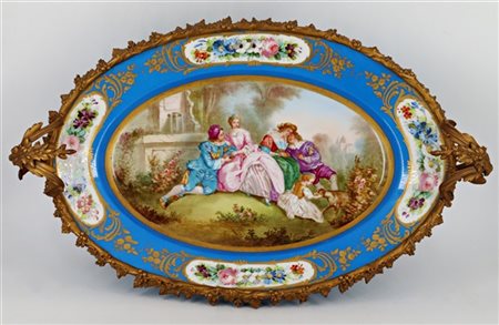 Manifattura francese, secolo XIX. Centrotavola di forma ovale in porcellana in