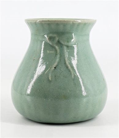 Piccolo vaso in porcellana celadon 
Cina, secolo XX 
(h cm 10,5) (difetti e res