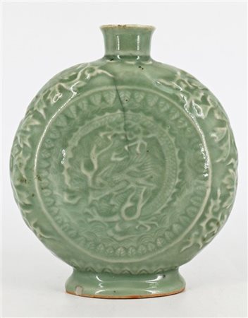 Moonflask in porcellana celadon decorata con motivi floreali e fenice
Cina, sec