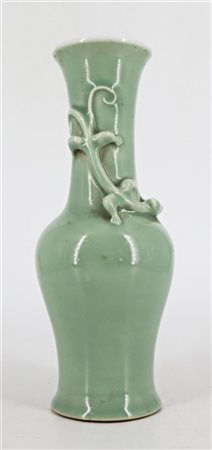 Vaso a forma di bottiglia in porcellana celadon con il collo decorato con dragh