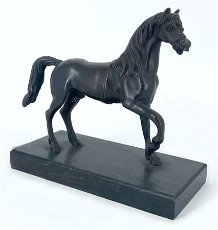 Figura di cavallo in bronzo, montato su base in marmo (cm 18x17x8,5) (difetti)