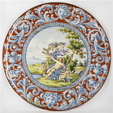 Grande piatto da parete in maiolica dipinta in policromia nel cavetto con scena