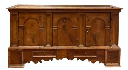 Credenza in legni vari con fronte a tre ante decorate con motivo ad arco, base