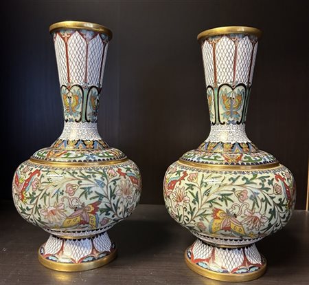 Coppia di vasi in smalto cloisonné decorati a motivi floreali
Cina, secolo XX
(