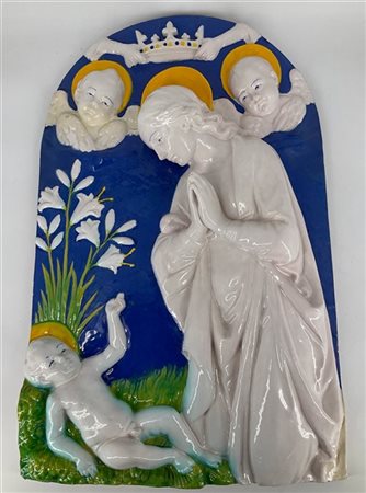 Placca centinata in maiolica in stile robbiano raffigurante la Vergine col Bamb