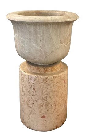 Vaso a coppa in marmo rosa poggiante su colonna circolare (h. cm 79) (difetti e