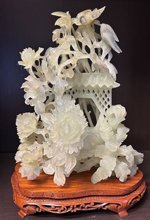 Scultura in pietra verde decorata con motivi floreali e volatili
Cina, secolo X