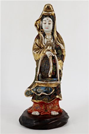 Figura in porcellana policroma Satsuma con base in legno
Giappone, secolo XIX-X