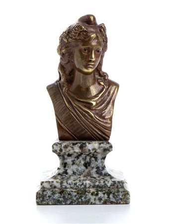 Piccolo busto della Marianna h 10,5 cm In bronzo con base di granito grigio.