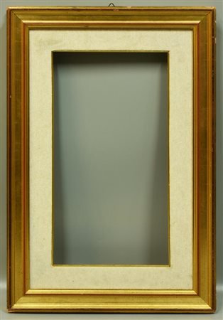 CORNICE IN LEGNO dorata, completa di passepartout cm 58,5x39, luce 40,5x21...