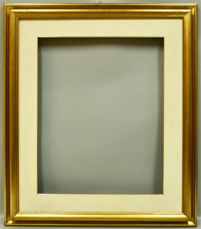 CORNICE IN LEGNO dorata, completa di passepartout cm 99x84, luce cm 68,5x54...