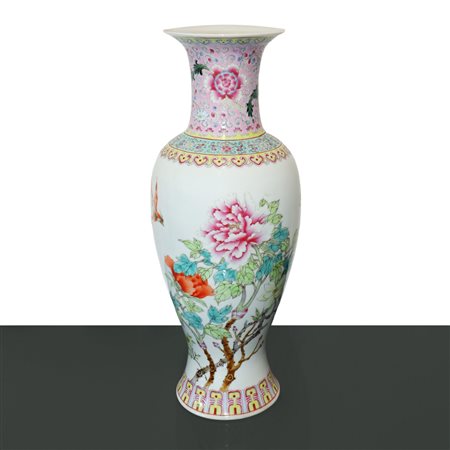 Vaso in porcellana cinese con decori floreali e uccelli, 20° secolo
