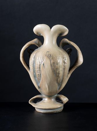 Vaso in porcellana a forma di piccola anfora, AMPHORA, circa 1900