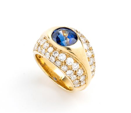 Anello in oro con zaffiro e diamanti modellato come una fascia, incastonato...