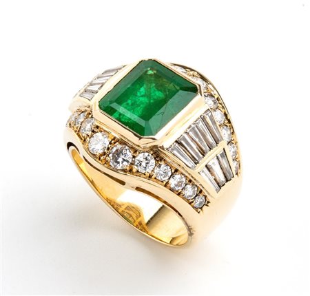 Anello in oro con smeraldo e diamanti modellato come una fascia, incastonato...