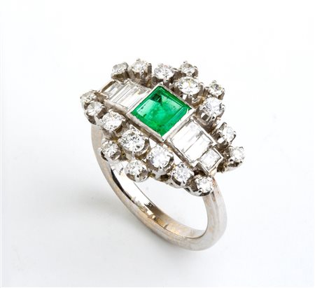 Anello in oro con diamanti e smeraldo incastonato con smeraldo contornato da...