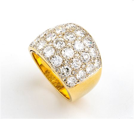 Anello in oro con diamanti modellato come una fascia, incastonato con pave'...