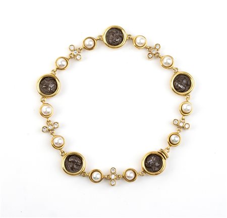 Bracciale in oro con perle, diamanti e monete montatura in stile archeologico...