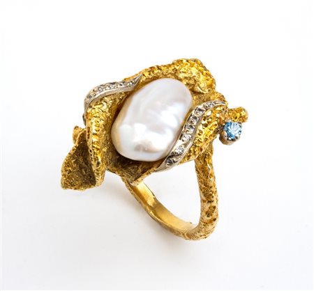 Anello in oro con perla e diamanti montatura a forma di conchiglia con perla...